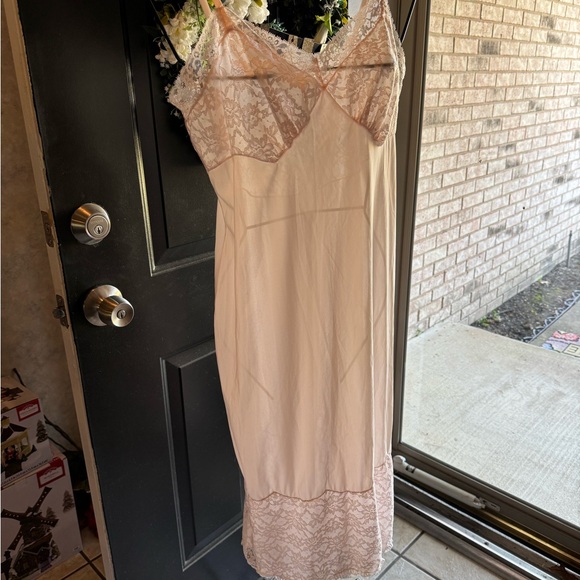 Vintage 1960s Elaborate Vanity Fair 38 T Pink Nylon Full Slip Formal 8” Lace - Picture 2 of 10